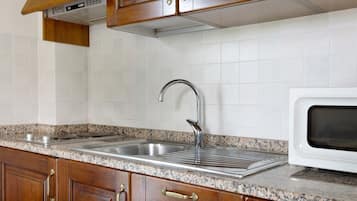 Frigorifero, microonde, piano cottura, macchina per tè/caffè