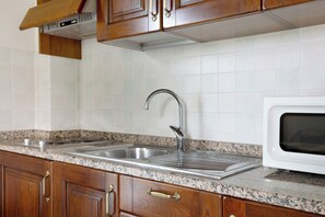 Kjøleskap, mikrobølgeovn, kokeplater og kaffetrakter/tekoker