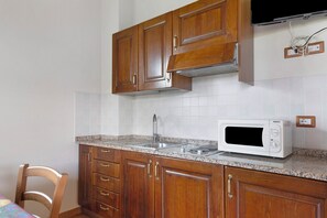 Kühlschrank, Mikrowelle, Herdplatte, Wasserkocher mit Kaffee-/Teezubehör