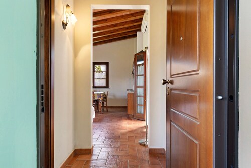 Studio Apartment 'Numero 4' with Shared Garden, Balcony and Air Conditioning