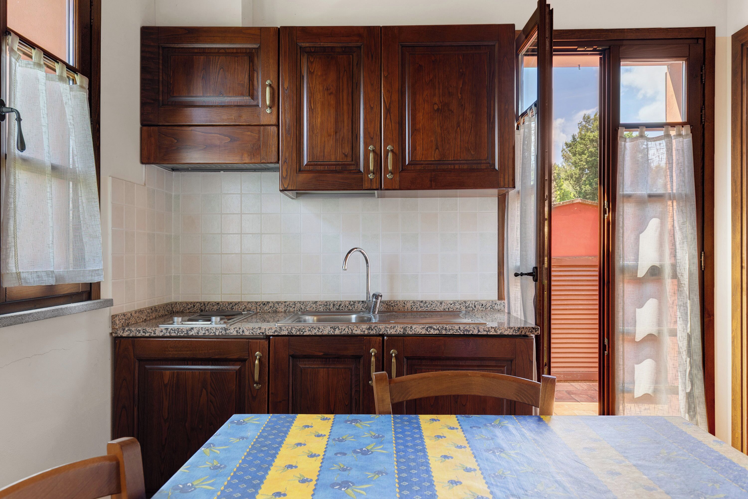 Réfrigérateur, micro-ondes, plaque de cuisson, cafetière/bouilloire