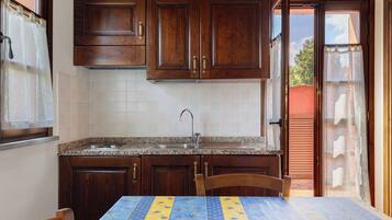 Frigorifero, microonde, piano cottura, macchina per tè/caffè