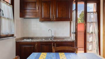 Wasserkocher mit Kaffee-/Teezubehör, Kühlschrank, Mikrowelle, Herdplatte