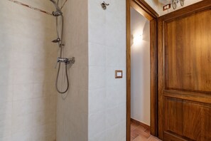Douche, serviettes fournies