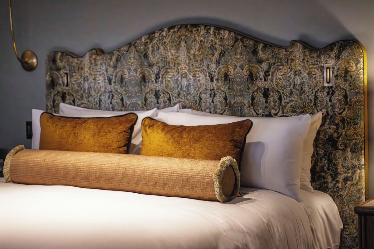 Luxe suite, terras | Badkamer | Een haardroger, badjassen, pantoffels, handdoeken