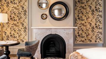 Suite, en esquina (Heritage) | Área de sala de estar | Smart TV de 22 pulgadas con canales digitales