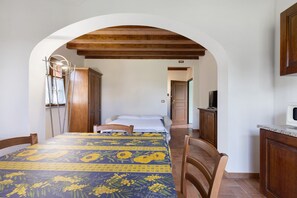 Bed sheets - Studio Apartment 'Numero 2' with Shared Garden and Air Conditioning (Montopoli in Val d'Arno)