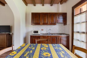 Dining - Studio Apartment 'Numero 2' with Shared Garden and Air Conditioning (Montopoli in Val d'Arno)
