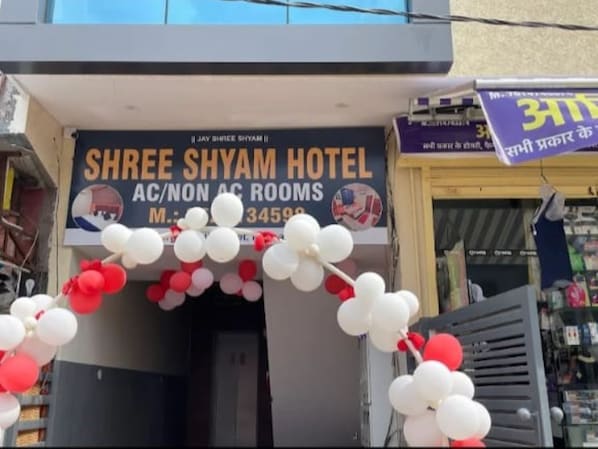 The exterior of Shree Shyam Hotel with a signboard advertising AC/non AC rooms. - Shree Shyam Hotel (Jaipur)