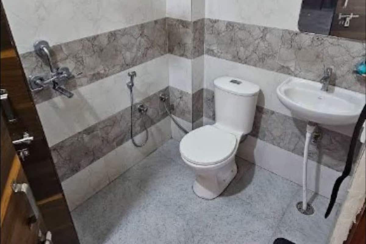 Deluxe Room | Bathroom | Shower, towels, soap, toilet paper