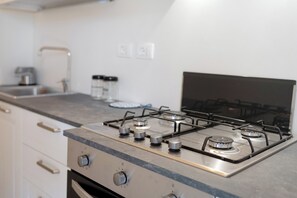 Kühlschrank, Mikrowelle, Ofen, Herdplatte