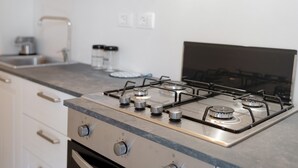 A kitchen with a gas stove, stainless steel appliances, and a modern design. - Apartment 'Giannina' with Sea View, Wi-Fi and Air Conditioning (Bonassola)