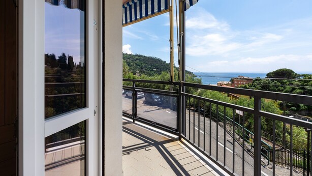 A balcony with a view of a coastal landscape, including a road and buildings. - Apartment 'Giannina' with Sea View, Wi-Fi and Air Conditioning (Bonassola)