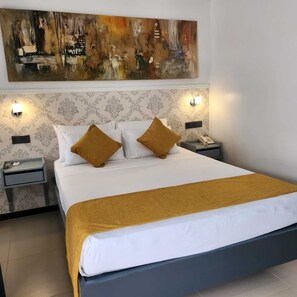 Doppia Deluxe, 1 letto queen, vista cortile | Biancheria da letto di alta qualità, copriletto in piuma