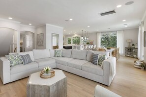 Smart TV, chimenea, videojuegos y tenis de mesa 