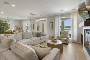 Smart TV, chimenea, videojuegos y tenis de mesa 