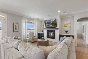 Smart TV, chimenea, videojuegos y tenis de mesa 