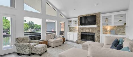 Smart-TV, Kamin, Bücher