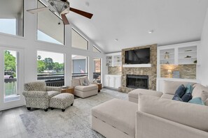 Smart TV, fireplace, books - Holiday Special (Montgomery)