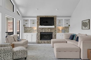 Smart TV, chimenea y libros 