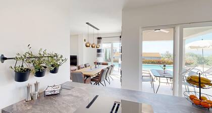 Villa Amelie for up to 8 people with pool and e-charging station near Porec