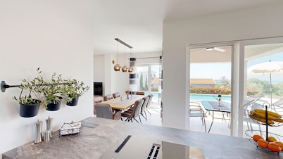 Villa Amelie for up to 8 people with pool and e-charging station near Porec