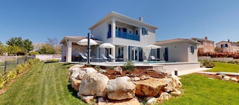 Villa Amelie for up to 8 people with pool and e-charging station near Porec