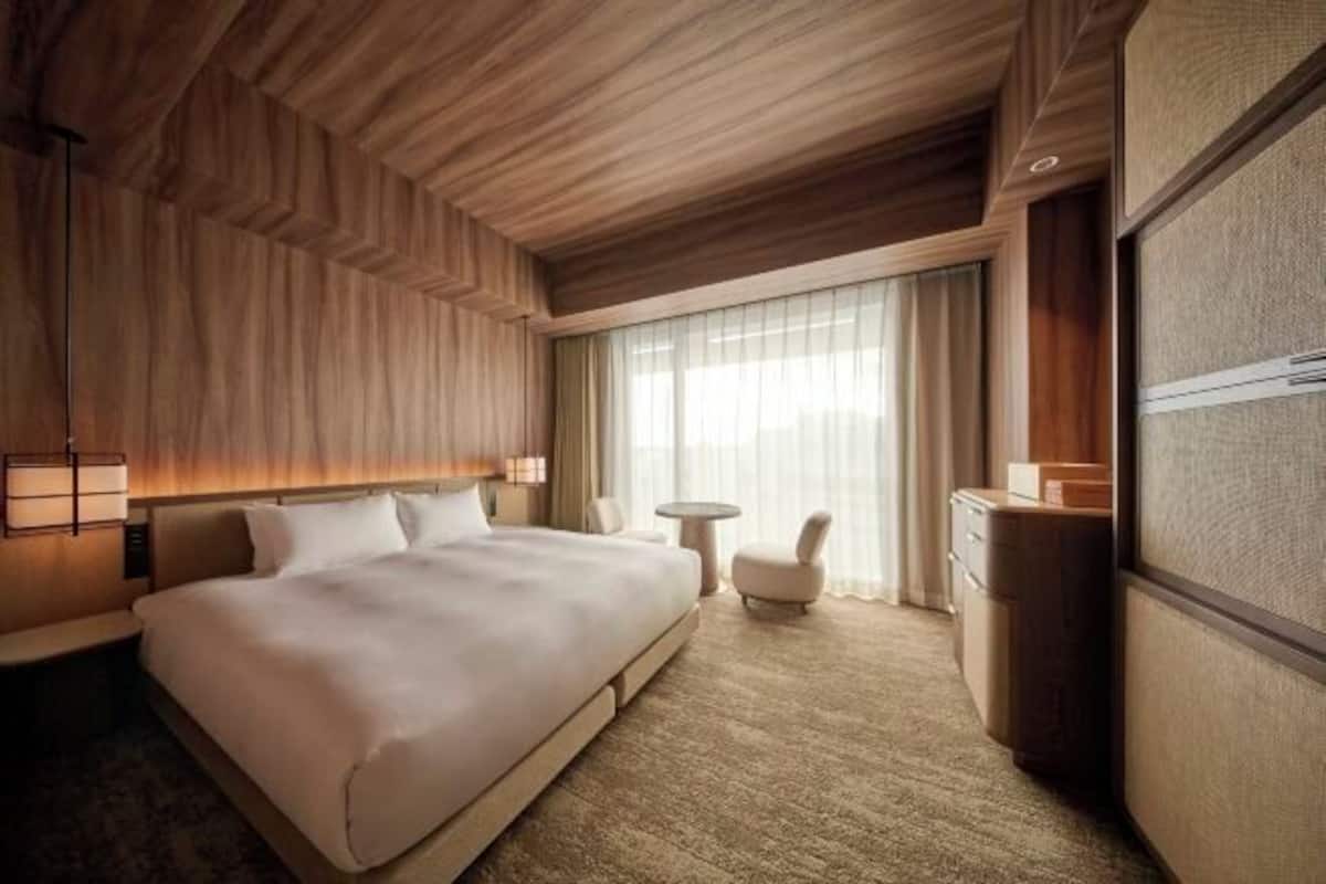 In-room safe, blackout drapes, free WiFi