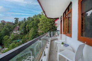 Premium bedding, desk, free WiFi, bed sheets - Pax Hotel Spring Solance (Dalhousie)