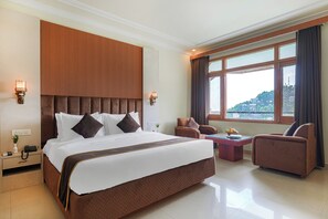 Premium-huone, parveke, näköala laaksoon | Oleskelualue | 32–tuumainen taulutelevisio, jossa satelliittikanavat