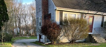 Spacious 5-bedroom house with WiFi, AC in delightful Rockland
