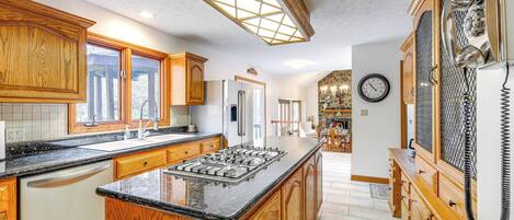 Fridge, microwave, stovetop, dishwasher
