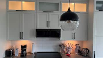 Køleskab, mikrobølgeovn, ovn, kogeplade