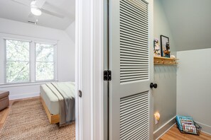 3 bedrooms, travel crib, WiFi, bed sheets - The Long Time - pet friendly in Cape Fear Station with both clubs! (bald head island)