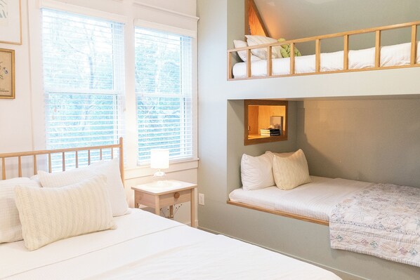Travel cot, WiFi, bed sheets