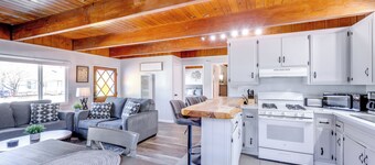 2 Mi to Trails: Modern Mountain Condo in Big Bear