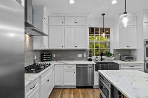 Fridge, microwave, oven, stovetop - Lakefront luxury,GameRoom,FirePit,Canoe,10Min2JFBB (Blakeslee)