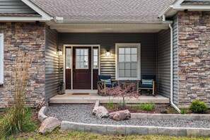 Exterior detail - Lakefront luxury,GameRoom,FirePit,Canoe,10Min2JFBB (Blakeslee)