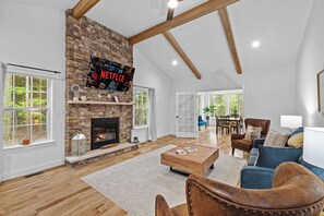 Televisio, takka, työhuone