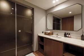Superior Double Room | Bathroom | Free toiletries, hair dryer, towels, soap