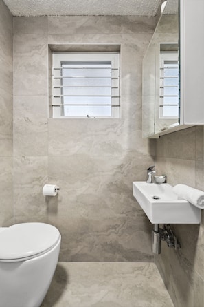 Douche, sèche-cheveux, serviettes fournies