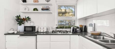 Microonde, piano cottura, macchina per tè/caffè, tostapane