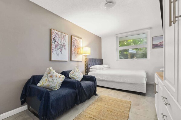 Iron/ironing board, WiFi, bed sheets