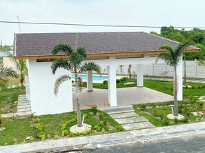 Property grounds - Comfort & Privacy:Family, Couple - rent Villa in Punta Cana with A/C, WIFI, POOL (Punta Cana)
