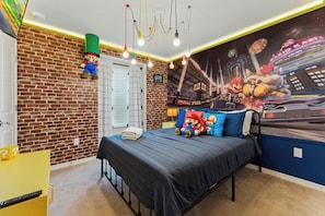 5 bedrooms, desk, iron/ironing board, travel cot - Fantasy Themed Fun with Pool & Resort Access (Davenport)