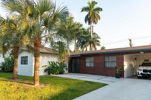 Exterior - Miami Dream-3 BR~Loaded Backyard~Hot Tub~Fire Pit (Miami)