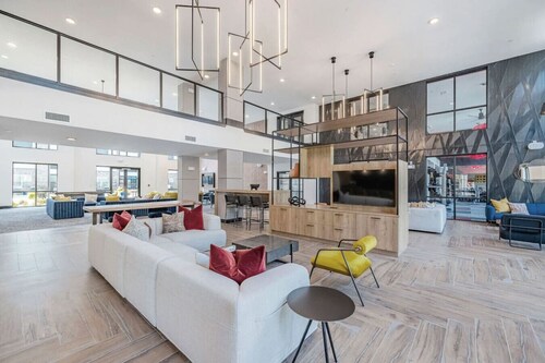 Luxury Apartment: Pool, Near Grandview Medical