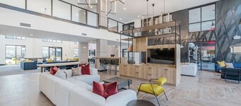 Luxury Apartment: Pool, Near Grandview Medical