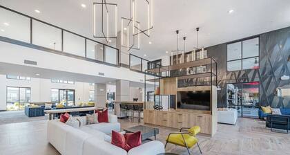 Luxury Apartment: Pool, Near Grandview Medical