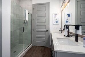 Shower, hair dryer - Luxury Apartment: Pool, Near Grandview Medical (Birmingham)